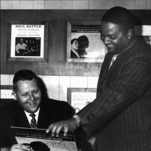 bob weinstock met oliver nelson foto gemaakt in bob's kantoor